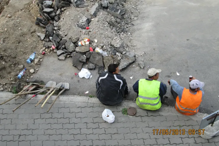 Gunoaie aruncate cu nesimtire de angajatii E-ON direct pe strada FOTO VIDEO