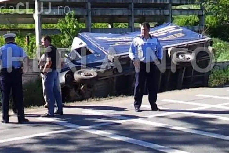 Accident la Jucu! Un Logan a lovit o autoutilitară şi a răsturnat-o în şant - VIDEO