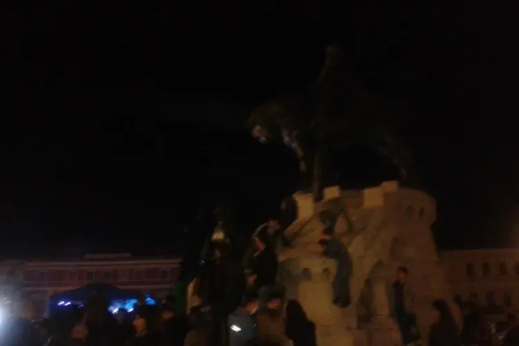 Maghiarii se plâng că statuia lui Matei Corvin a fost escaladată de fanii lui Loreen - FOTO