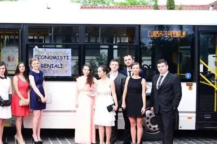 Absolvenții de la FSEGA Cluj s-au dus cu 25 -ul la banchet - FOTO