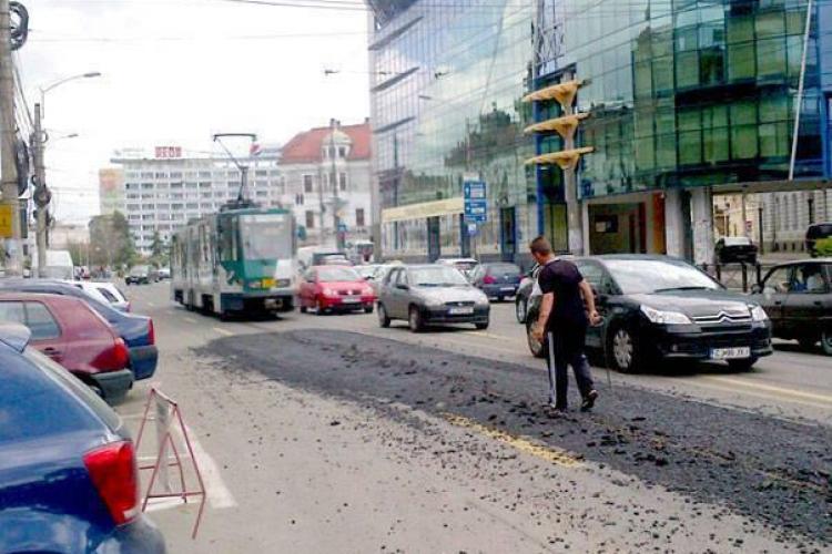 Dorel a asfaltat șinele de tramvai de pe strada Barițiu - FOTO și VIDEO