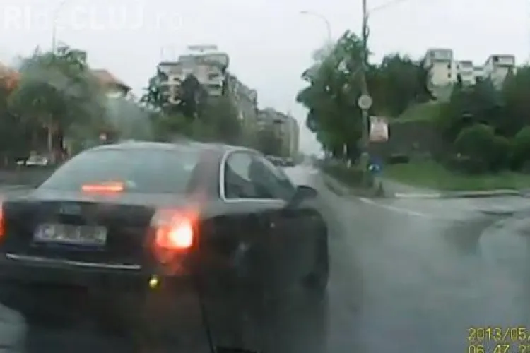 Acest șofer a încremenit la intrare în Cluj-Napoca! Era să facă două accidente, în mai puțin de 500 de metri - VIDEO