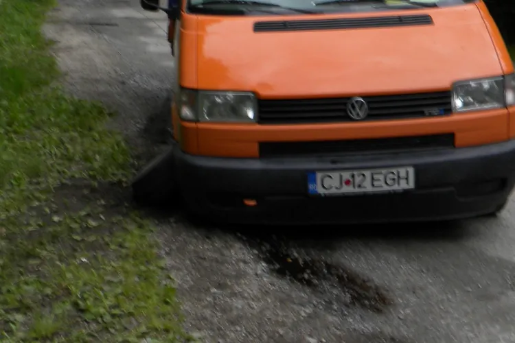 I s-a rupt roata și și-a spart baia de ulei în gropile de pe drumul spre Valea Ierii - FOTO