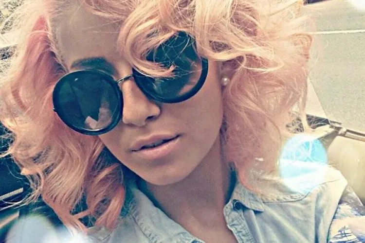 Ea este ”blonda” care și-a parcat BMW -ul pe trotuarul de pe Memorandumului, blocând complet pietonii - FOTO