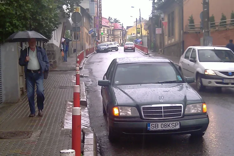 Smecheri de Cluj la tot pasul in oras. Doua masini lasate pe strada Victor Babes cu avariile pornite, incurca traficul. FII REPORTER! - FOTO