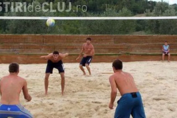 Plaja se muta la Sala Sporturilor. Va puteti provoca prietenii la o partida de volei in nisip!