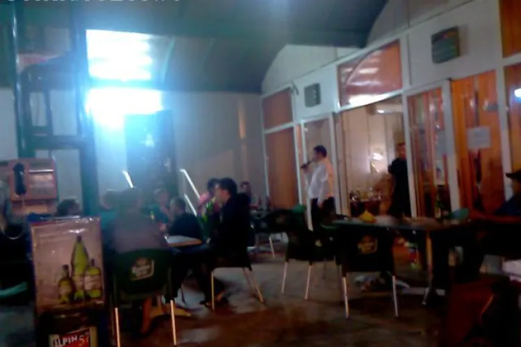 Un politist asista nepasator la un chef cu lautari intr-o statia de autobuz din Zorilor! Muzica e la maxim si agentul pleaca linistit - VIDEO