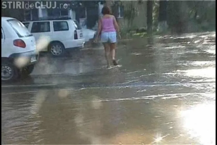 VIDEO: O conducta sparta pe strada Unirii, cartierul Gheorgheni, a transformat o parcarea intr-un lac - FOTO