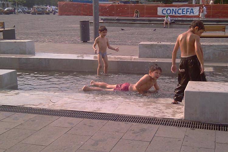 Fantana arteziana din Piata Unirii a devenit piscina din centrul orasului - VIDEO si FOTO