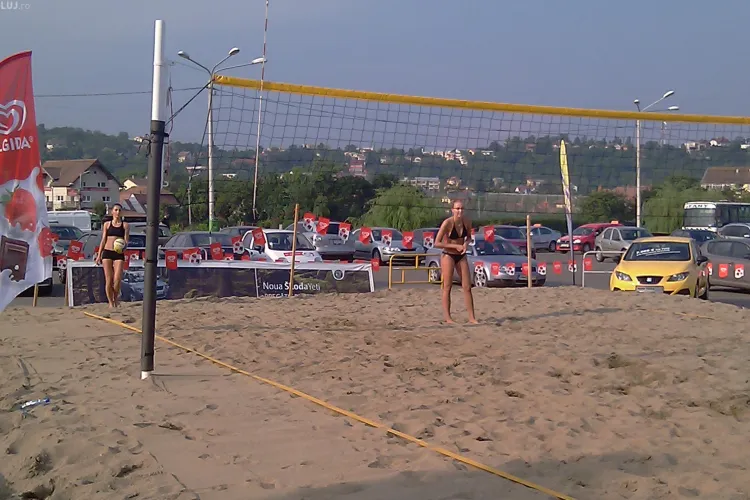 Sportivele sexy de la Clubul Universitatea va asteapta la turneul de volei pe plaja de la Sala Sporturilor - VIDEO si FOTO