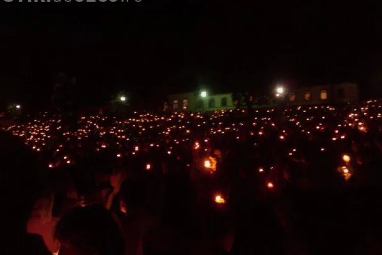 Manastirea Nicula este iluminata de zeci de mii de lumanari. Credinciosii dorm sub cerul liber - FOTO
