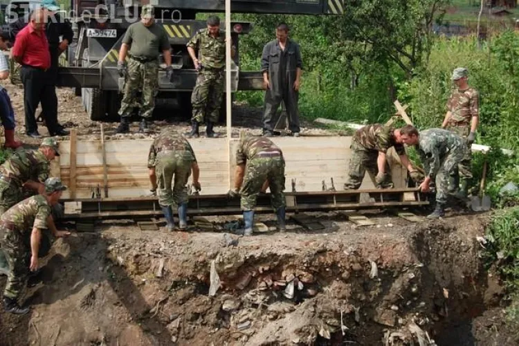 Pod construit de militari pentru familiile din Chinteni, izolate de inundatii - Galerie FOTO