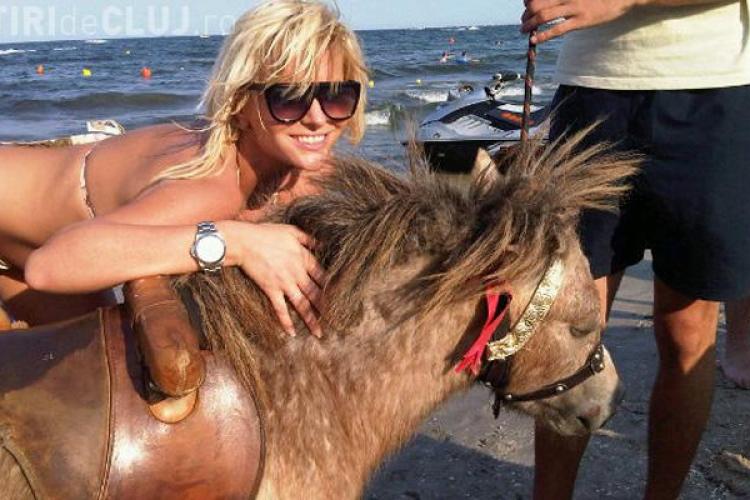 Delia Matache, "topita" dupa un ponei pe plaja - FOTO