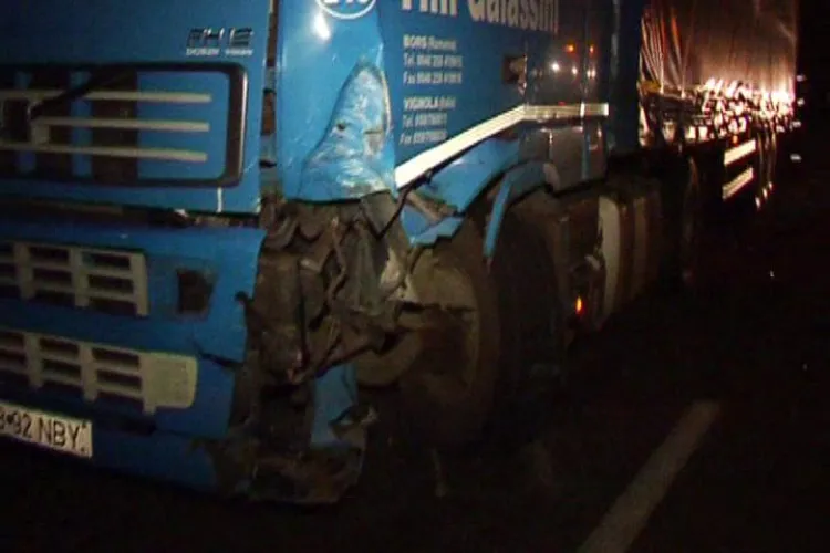 VIDEO - Accident la Izvorul Crisului, jud. Cluj, soldat cu patru tineri raniti. Un Opel a ajuns sub rotile unui TIR - Galerie FOTO