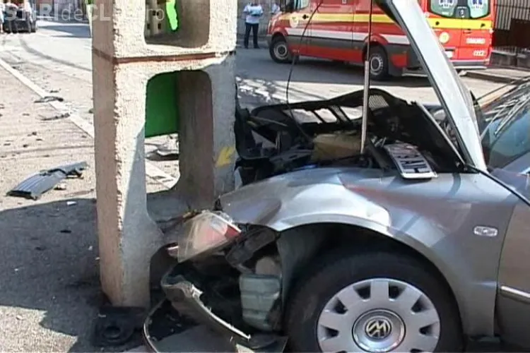 Grav accident de circulatie pe strada Carpati, din Cluj! Un cadru al armatei a fost ranit, dupa ce o soferita nu a cedat trecerea! VIDEO SI FOTO