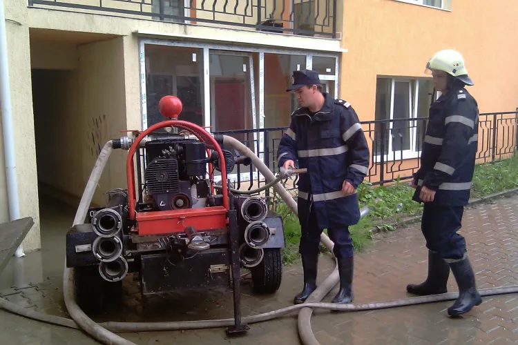 VIDEO: Apa ajunge deja si in apartamente de bloc! Doua blocuri de pe strada Alexandru Vaida Voievod din Cluj-Napoca au fost inundate - Galerie FOTO