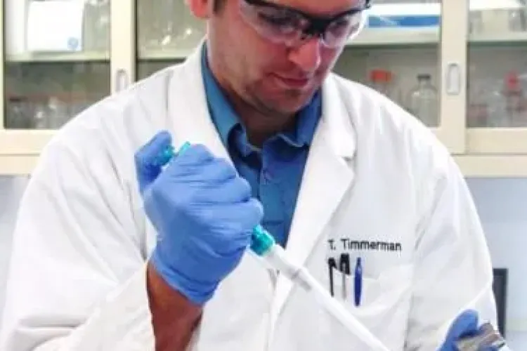 Doi romani, suspecti de contaminare cu virusul West Nile