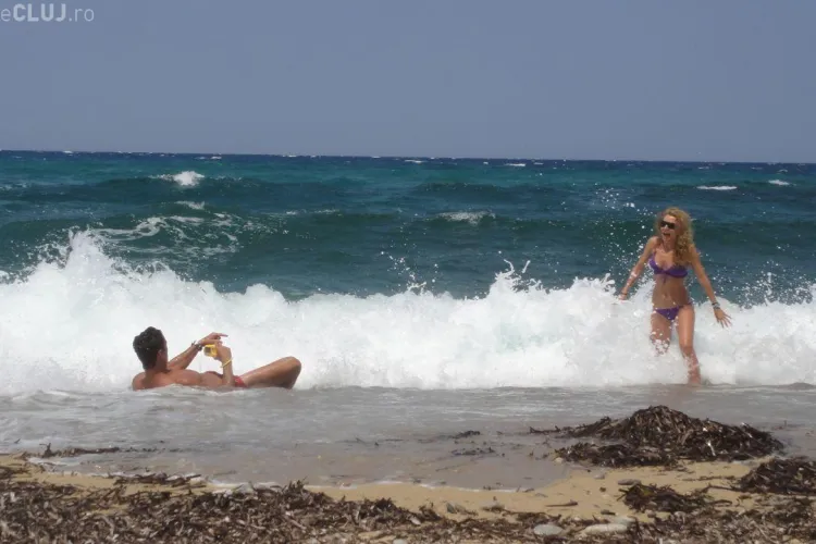 Mircea Badea si Carmen Bruma, in ipostaze romantice pe o plaja pustie! - Galerie FOTO