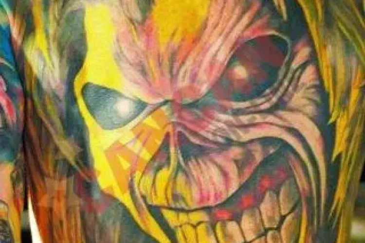 El este cel mai mare fan al Iron Maiden si este din Cluj! Tanarul si-a tatuat un tricou permanent cu rockerii britanici!
