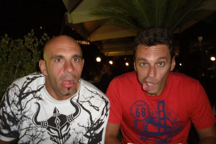 Mircea Badea s-a saturat de Italia si a "emigrat" in Grecia! Vedeta a fost victima "paparatelui pervers" - FOTO