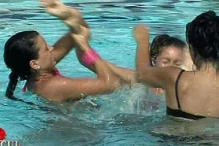 Andrada Ersek, clujeanca din emisiunea Burlacul de la Antena 1, s-a paruit si injurat cu o alta concurenta din show -ul TV - VIDEO 