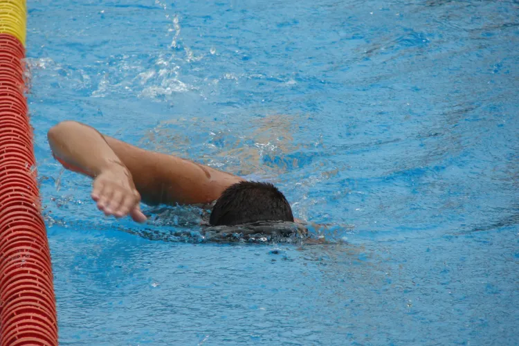 Concurentii de la Swimathon Cluj au inotat 38 de kilometri si au strans 63.000 de lei pentru cauze umanitare