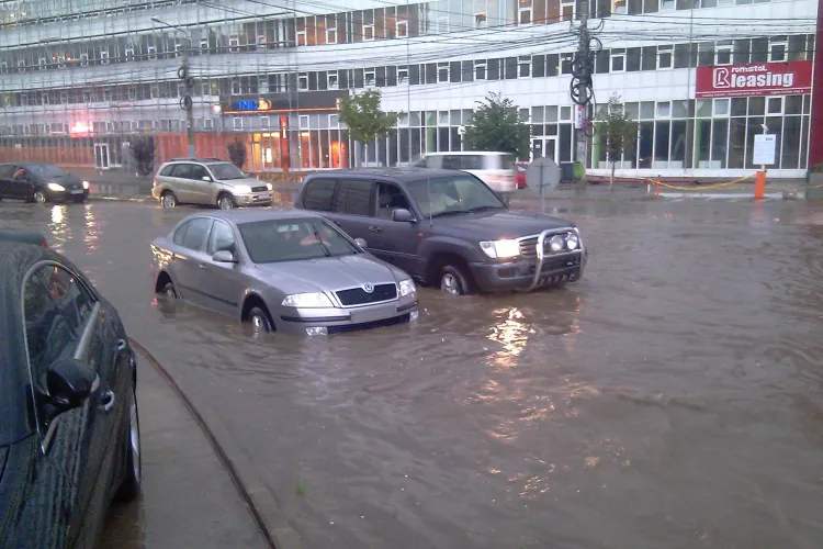 Inundatii in cartierul Zorilor! Strada Observator acoperita de apa la intersectia cu Meteor si Calea Turzii- VIDEO si FOTO