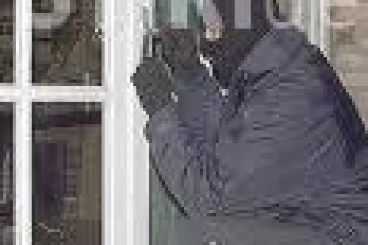 VIDEO - Doi tineri au furat dintr-un apartament din Manastur 55.000 de euro 