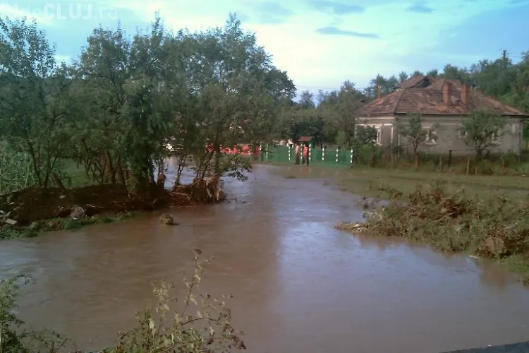 Inundatii in satul Pata, comuna Apahida! Apa a intrat in gospodarii, curentul electric si telefonia fixa au cazut