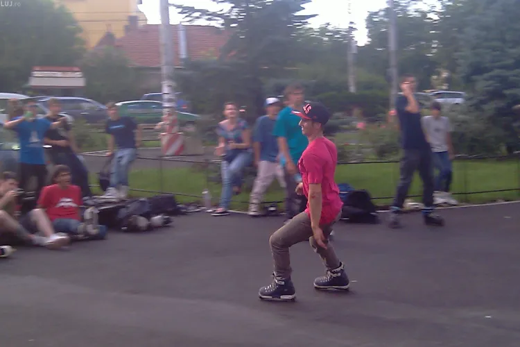 Nebuni de legat! Rolleri adunati la Cluj de peste tot s-au "lansat" de pe balustradele inalte de 8 metri din Piata Cipariu - VIDEO si FOTO