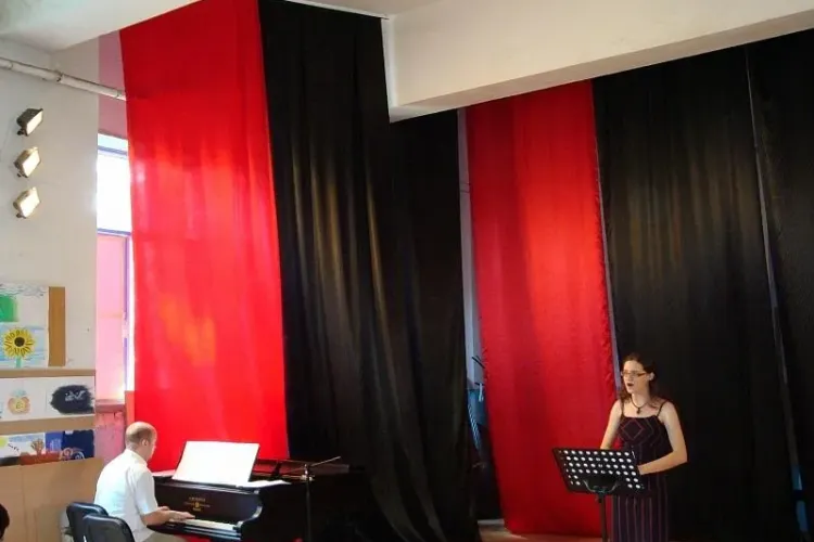 Cursuri gratuite de chitara, canto, iconografie si xilogravura la Scoala de Arte