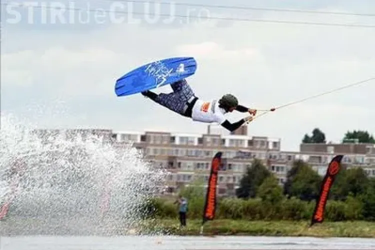 Wakeboarding pe cablu - un sport de senzatie tot mai popular in marile orase. Pe cand si pe lacurile din Cluj ? VIDEO