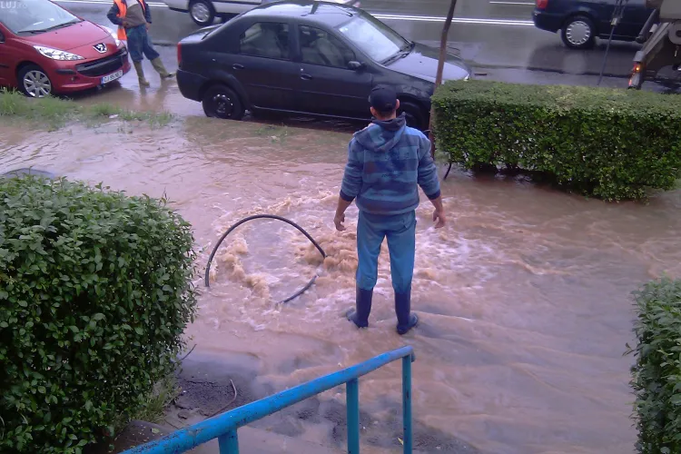 Strada Observatorului, inundata de ploaia de azi noapte. Canalele din Cluj-Napoca se revarsa la orice ploaie - FOTO si VIDEO