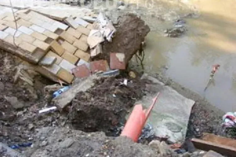 Terasa de pe strada Gladiolelor, de pe malul raului Nadas, nu s-a surpat din cauza inundatiilor. Constructia nu avea autorizatie - FOTO