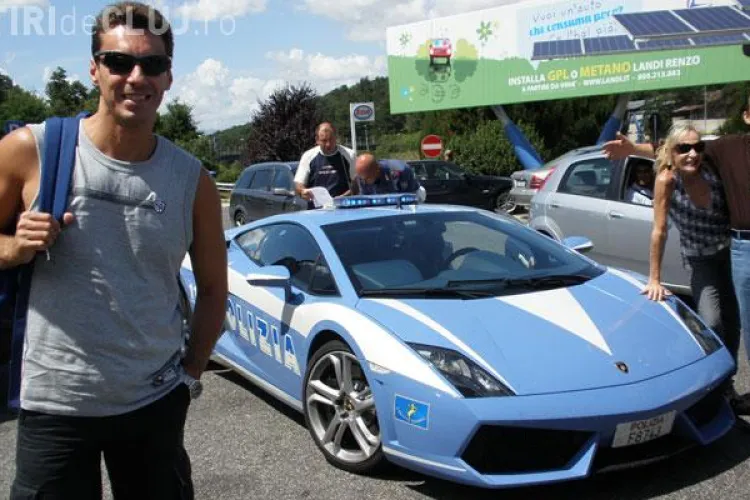 Mircea Badea s-a fotografiat in vacanta din Italia langa un bolid de 200.000 de euro al politiei