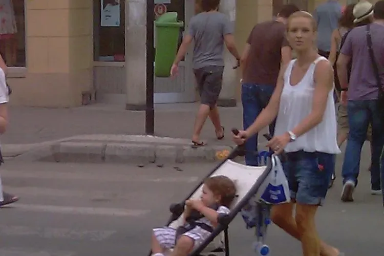 Diana Munteanu, magnet pentru privirile clujenilor, cand iese pe pietonala din centru orasului, la plimbare cu copilul - VIDEO si FOTO