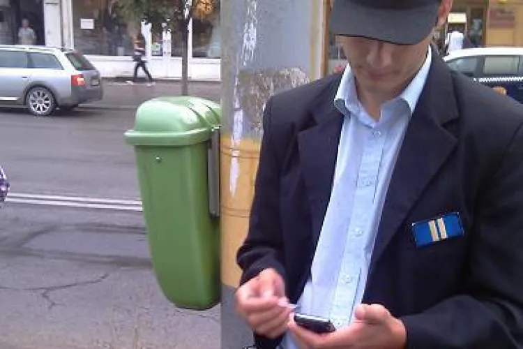 Tehnica ii tradeaza pe politistii comunitari! Noile imprimante mobile care emit chitante nu functioneaza pe ploaie - VIDEO