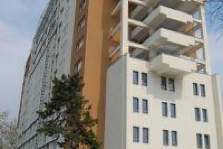 VIDEO - Un student si-a taiat gatul dupa care s-a aruncat in casa scarilor de la caminul Economica 2 din Gheorgheni - UPDATE