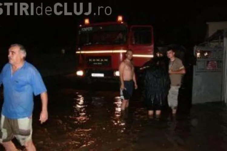 Inundatii pe strada Mos Ion Roata, din cartierul Someseni. Valea Muratorii s-a revarsat si a inundat casele oamenilor