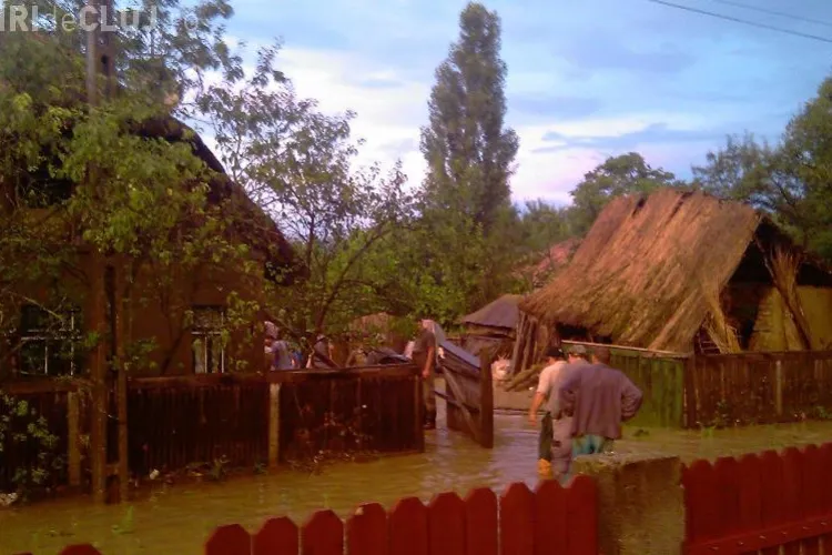 Inundatii in comuna Manastireni! Satul Bedeciu a fost luat pe sus de o viitura
