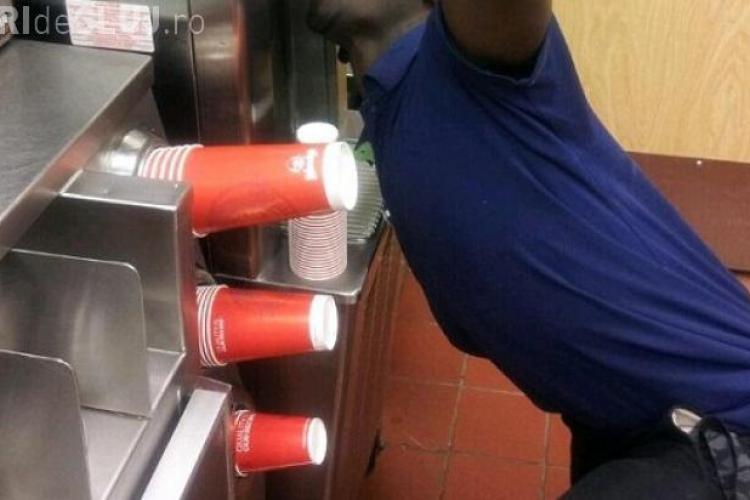 Fotografie incredibilă cu un angajat al unui fast food în timpul serviciului: Nu mai vreau înghețată de acolo