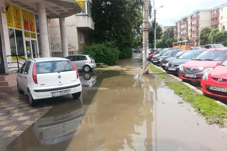 ”Trotuarul lui Ceaușescu” de pe strada Nicolae Titulescu este inundat la fiecare ploaie - FOTO
