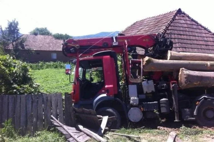Accident la Câțcău. Un TIR a intrat într-o casă, iar un copil a fost rănit grav - FOTO