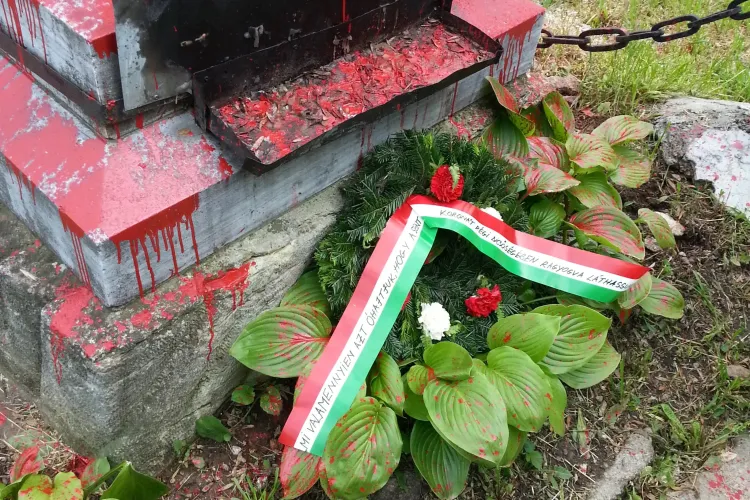 Monumentul Trianonului, profanat cu vopsea, este curățat de etnicii maghiari din Cluj