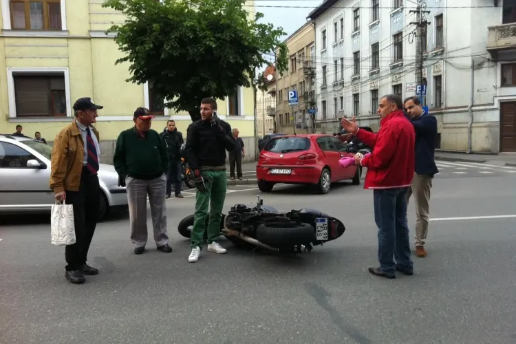 Un motociclist vitezoman s-a lovit de o mașină pe Dorobanților - VIDEO