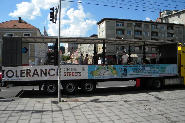 Parada Delahoya a fost ANEMICĂ în lipsa animatoarelor. Pe cele 2 platforme au fost câțiva petrecăreți - FOTO