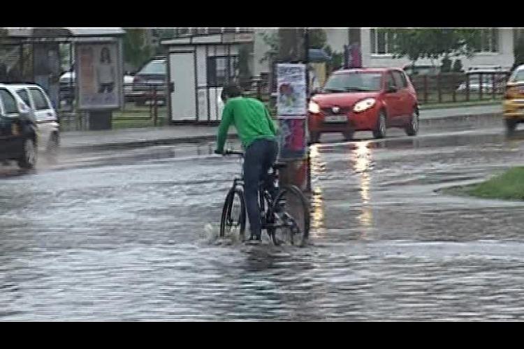 Strada Teodor Mihali, inundată în urma furtunii de miercuri. Canalizarea nu a mai făcut față - VIDEO