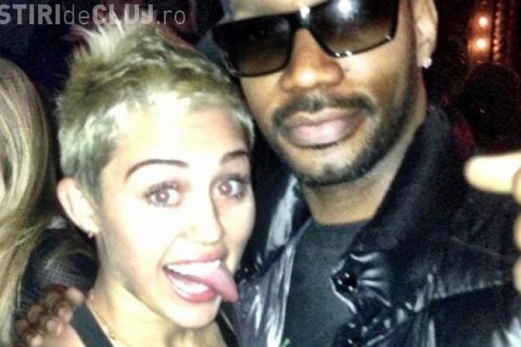 Miley Cyrus a dansat provocator la concertul unui rapper - VIDEO