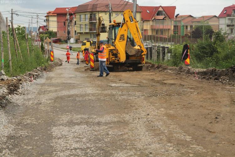 A început ASFALTAREA străzilor Măceșului și Mihai Românul. Când vor fi gata lucrările - FOTO