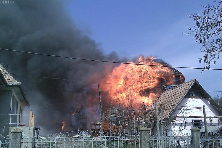 Un incendiu a mistuit o locuință din Ocna Dej - VIDEO